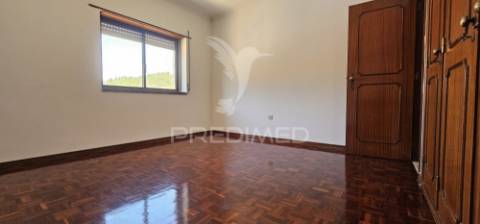 Apartamento t2 em alenquer com varanda e arrecadação
