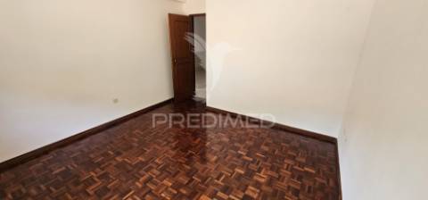 Apartamento t2 em alenquer com varanda e arrecadação