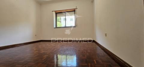 Apartamento t2 em alenquer com varanda e arrecadação