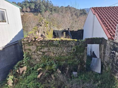 Moradia em pedra para restauro