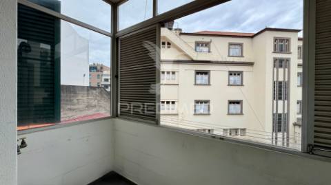 Apartamento t2 em fase de renovação no centro do funchal - ilha da madeira