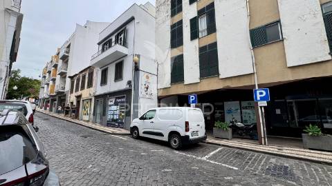 Apartamento t2 em fase de renovação no centro do funchal - ilha da madeira