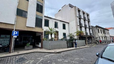 Apartamento t2 em fase de renovação no centro do funchal - ilha da madeira