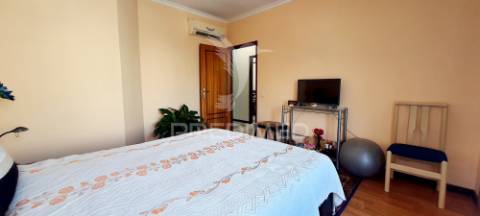 Apartamento t2+1 com 2 garagens box, em águas santas, maia
