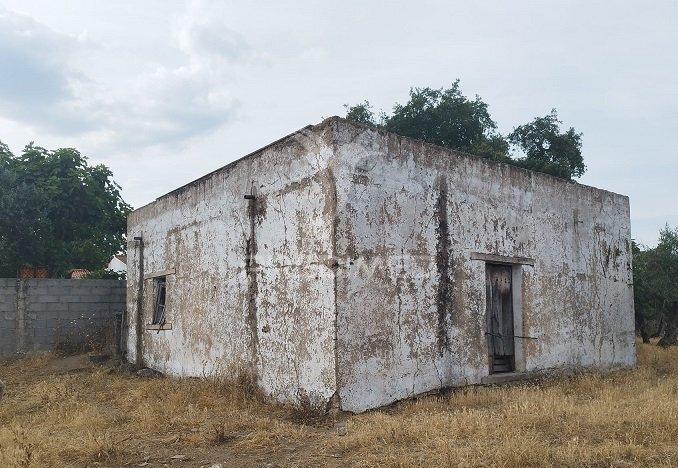 Terreno com casa antigo