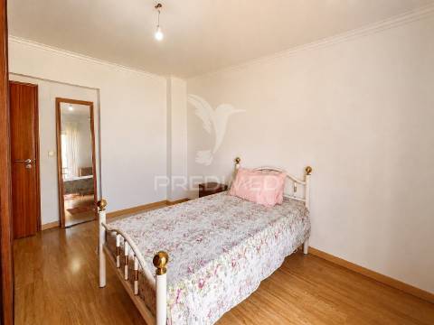 Apartamento t2 tapada das mercês | sintra | elevador | varanda | vista palácio da pena