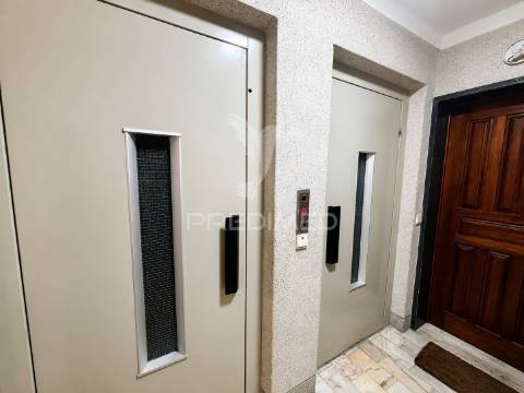 Apartamento t2 tapada das mercês | sintra | elevador | varanda | vista palácio da pena