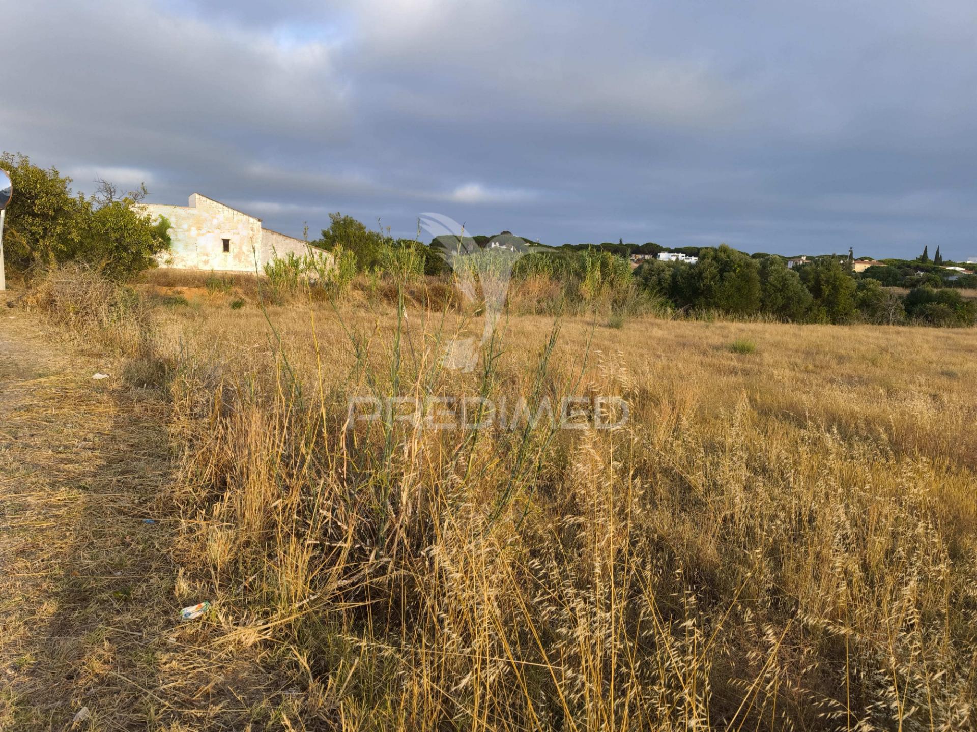 Albufeira - moradia com terreno misto a dois passos da praia da falésia