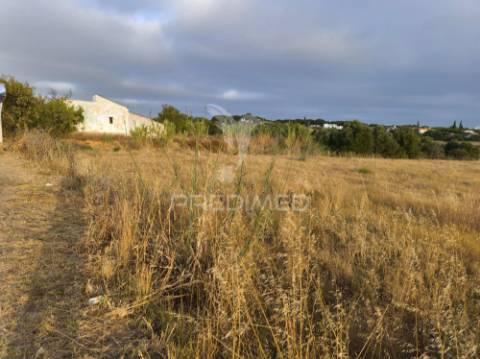 Albufeira - moradia com terreno misto a dois passos da praia da falésia