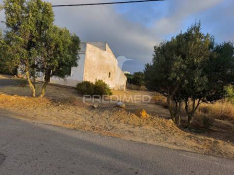 Albufeira - moradia com terreno misto a dois passos da praia da falésia