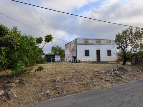Albufeira - moradia com terreno misto a dois passos da praia da falésia
