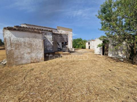 Albufeira - moradia com terreno misto a dois passos da praia da falésia
