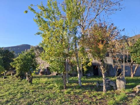Moradia em pedra p/ restauro em valdreu, vila verde