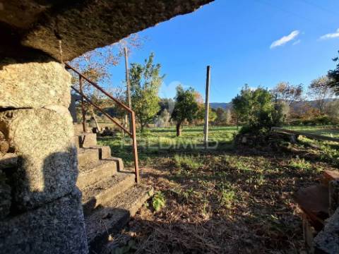 Moradia em pedra p/ restauro em valdreu, vila verde