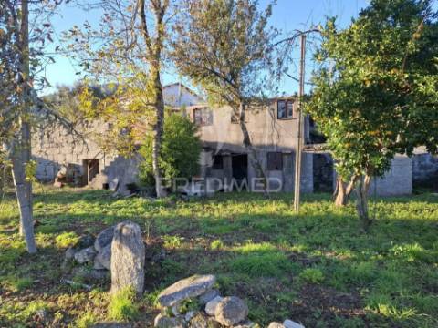 Moradia em pedra p/ restauro em valdreu, vila verde