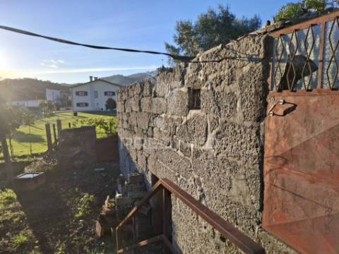Moradia em pedra p/ restauro em valdreu, vila verde