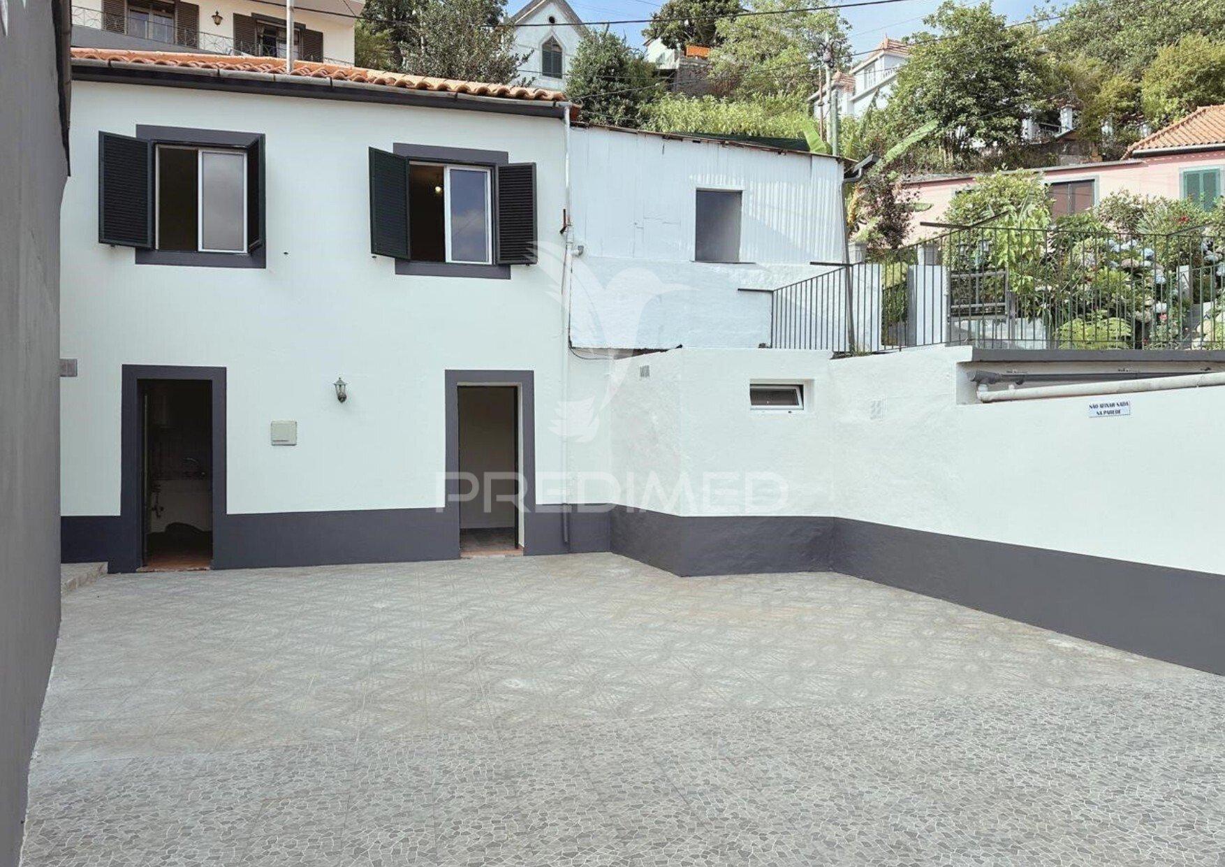 Moradia t2 renovada com logradouro – monte, funchal
