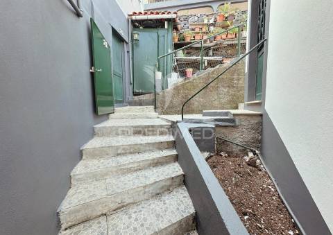 Moradia t2 renovada com logradouro – monte, funchal