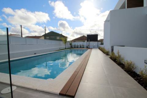 MORADIA T4 NOVA em LOURES