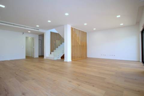 MORADIA T4 NOVA em LOURES