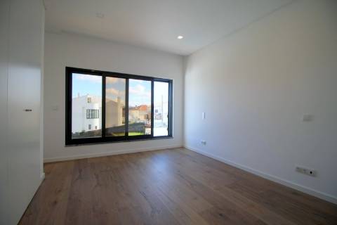 MORADIA T4 NOVA em LOURES