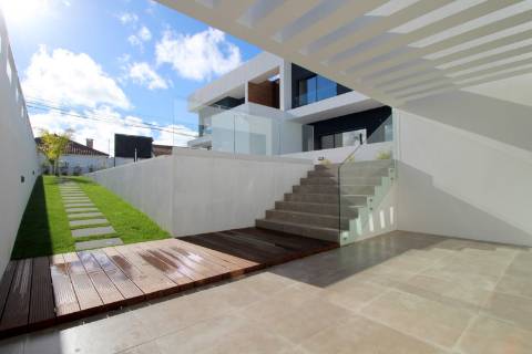 MORADIA T4 NOVA em LOURES