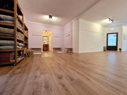 Loja localizada em Mafra, com terraço coberto, totalmente renovada.