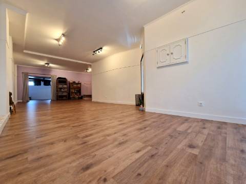 Loja localizada em Mafra, com terraço coberto, totalmente renovada.