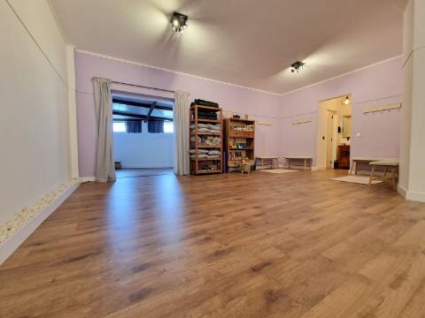 Loja localizada em Mafra, com terraço coberto, totalmente renovada.