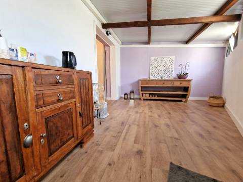 Loja localizada em Mafra, com terraço coberto, totalmente renovada.