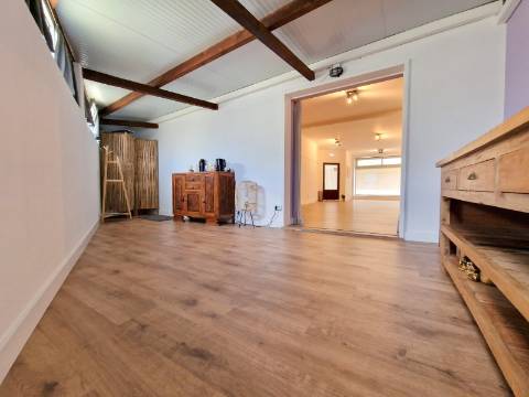 Loja localizada em Mafra, com terraço coberto, totalmente renovada.