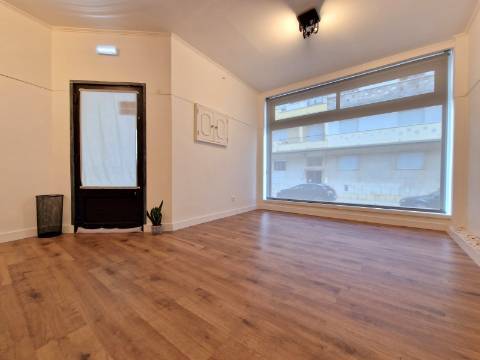 Loja localizada em Mafra, com terraço coberto, totalmente renovada.