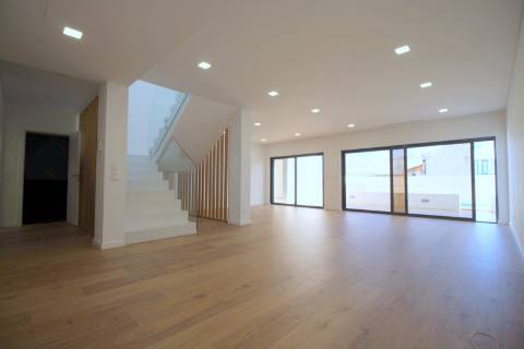 MORADIA T4 NOVA em LOURES