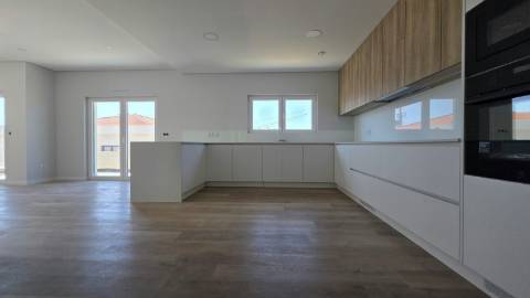 MORADIA T4 TÉRREA NOVA em SANTO ISIDORO