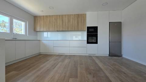 MORADIA T4 TÉRREA NOVA em SANTO ISIDORO