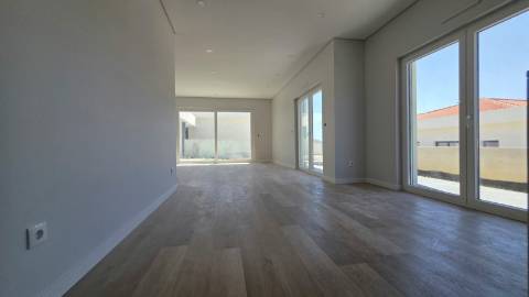 MORADIA T4 TÉRREA NOVA em SANTO ISIDORO