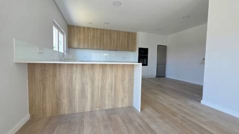 MORADIA T4 TÉRREA NOVA em SANTO ISIDORO