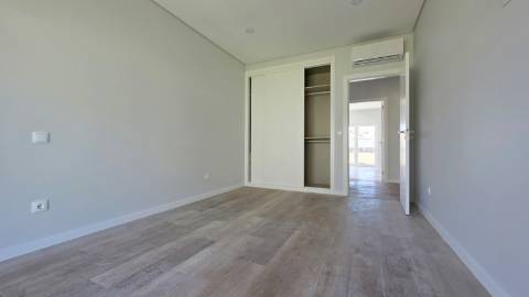 MORADIA T4 TÉRREA NOVA em SANTO ISIDORO