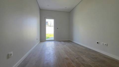 MORADIA T4 TÉRREA NOVA em SANTO ISIDORO