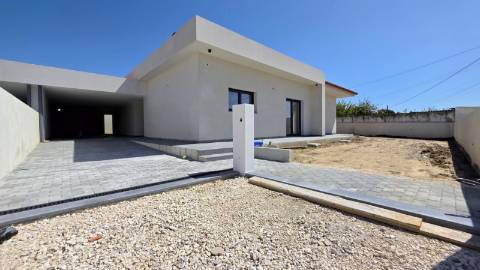 MORADIA T4 TÉRREA NOVA em SANTO ISIDORO