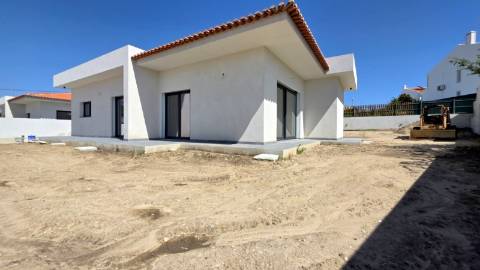 MORADIA T4 TÉRREA NOVA em SANTO ISIDORO