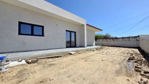 MORADIA T4 TÉRREA NOVA em SANTO ISIDORO