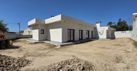 MORADIA T4 TÉRREA NOVA em SANTO ISIDORO