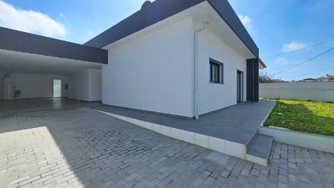 MORADIA T4 TÉRREA NOVA em SANTO ISIDORO