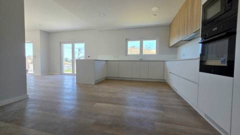 MORADIA T5 TÉRREA NOVA em SANTO ISIDORO