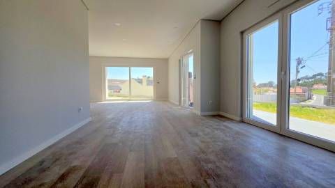 MORADIA T5 TÉRREA NOVA em SANTO ISIDORO