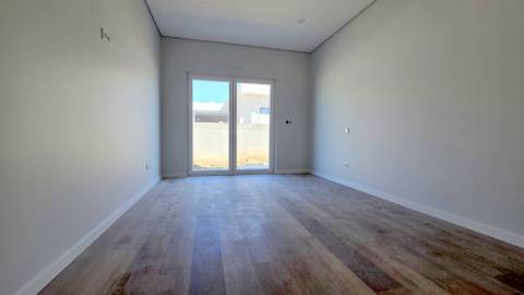 MORADIA T5 TÉRREA NOVA em SANTO ISIDORO