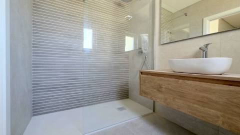 MORADIA T5 TÉRREA NOVA em SANTO ISIDORO