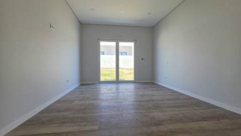 MORADIA T5 TÉRREA NOVA em SANTO ISIDORO