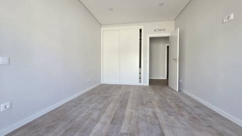 MORADIA T5 TÉRREA NOVA em SANTO ISIDORO